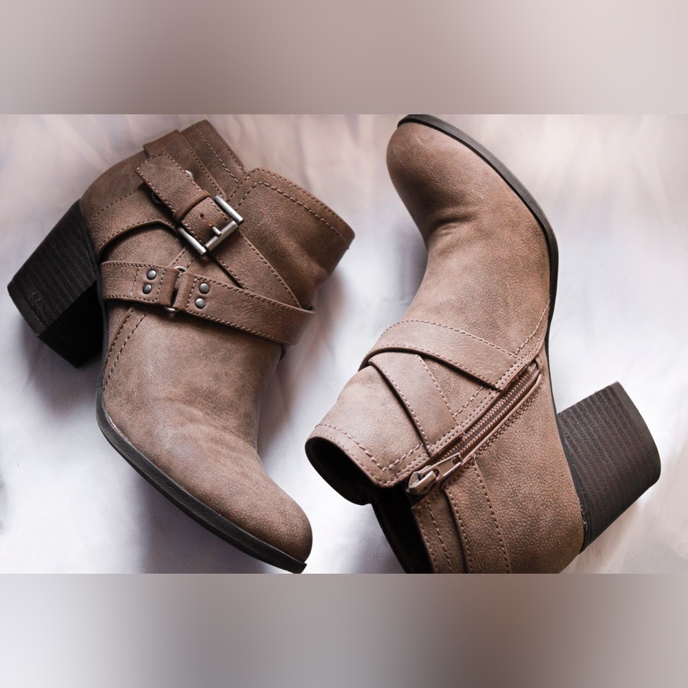 Indigo Rd tan leather ankle boots